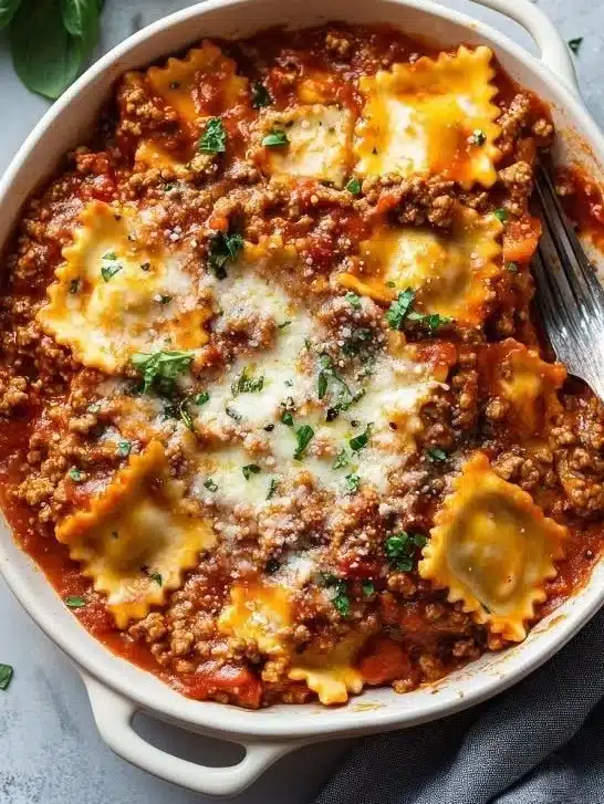 CHEESY BAKED RAVIOLI CASSEROLE: 1 package (20oz) refrigerated cheese ravioli 2 cups marina sauce 2 cups shredded moz… | Italian dishes, Russian cuisine, Italian cuisine