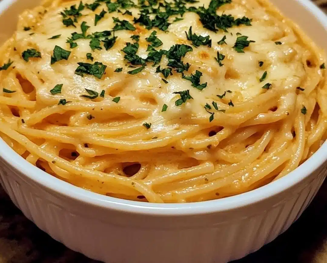 Cheesy pasta | Pasta dinner recipes, Garlic parmesan spaghetti, Spaghetti with cream cheese
