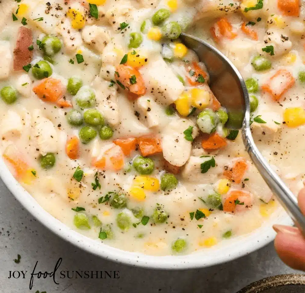 This slow cooker chicken pot pie soup only takes 10 minutes to prepare. It's made from scratch with no canned soups, and… | Easy chicken pot pie soup crockpot, Crockpot soup recipes